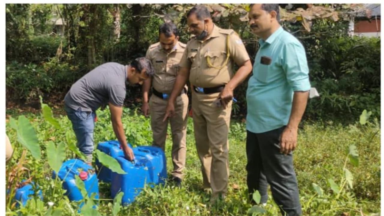 ചേർത്തല തൈക്കൽ ഭാഗത്ത് നടത്തിയ എക്സൈസ് റെയ്ഡിൽ 175 ലിറ്റർ കോട പിടിച്ചെടുത്തു ചേർത്തല തൈക്കൽ ഭാഗത്ത് നടത്തിയ എക്സൈസ് റെയ്ഡിൽ 175 ലിറ്റർ കോട പിടിച്ചെടുത്തു
