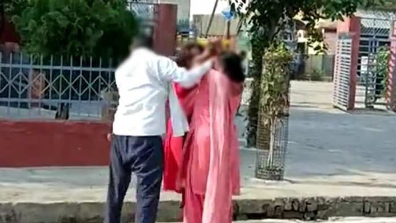 भयानक ठंड में पत्नी का थर्ड डिग्री टॉर्चर! बीच सड़क कपड़े निकाले और कर दिया कांड, पति जोड़ता रहा हाथ पैर भयानक ठंड में पत्नी का थर्ड डिग्री टॉर्चर! बीच सड़क कपड़े निकाले और कर दिया कांड, पति जोड़ता रहा हाथ पैर