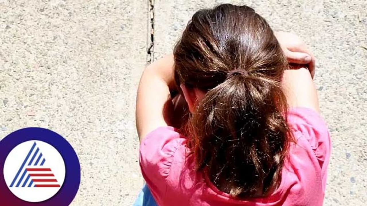 ಸಂಬಂಧದಲ್ಲಿರುವ 15 ವರ್ಷದ ಮಗಳು ಕದ್ದುಮುಚ್ಚಿ ಅಳ್ತಾಳೆ ಏನು ಮಾಡ್ಲಿ? ಸಂಬಂಧದಲ್ಲಿರುವ 15 ವರ್ಷದ ಮಗಳು ಕದ್ದುಮುಚ್ಚಿ ಅಳ್ತಾಳೆ ಏನು ಮಾಡ್ಲಿ?