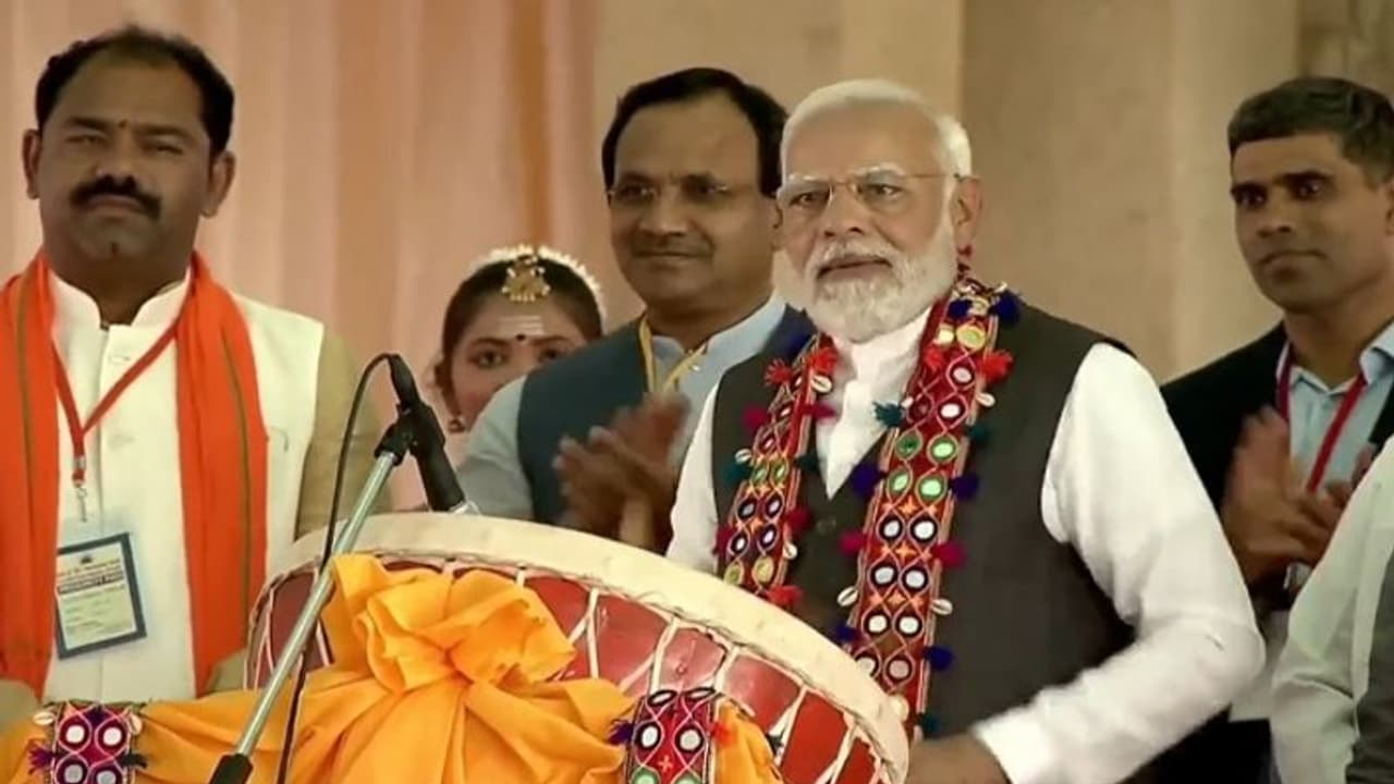 Video: मोदी ने नगारा बजाया तो झूम उठे लोग, खूब बजी तालियां, आदिवासियों के लिए कही बड़ी बात