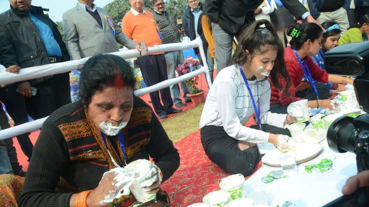 தயிர் சாப்பிடும் போட்டியில் புதிய சாதனை படைத்த முதியவர்!