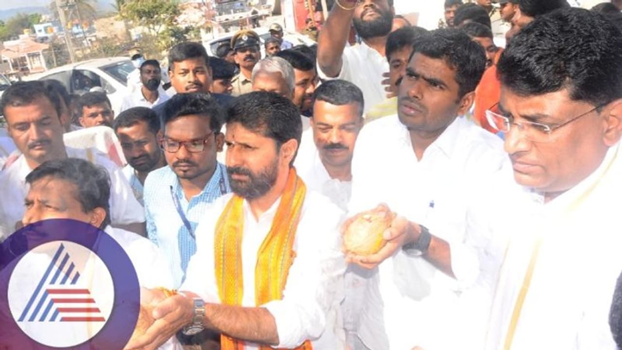 ವಿಮಾನದ ಡೋರ್ ತೆರೆದಿದೆ ಎಂದಿದ್ದೇ ತಪ್ಪಾಯ್ತಾ?: ತೇಜಸ್ವಿ ಸೂರ್ಯರನ್ನು ಸಮರ್ಥಿಸಿಕೊಂಡ ಸಿ.ಟಿ. ರವಿ ವಿಮಾನದ ಡೋರ್ ತೆರೆದಿದೆ ಎಂದಿದ್ದೇ ತಪ್ಪಾಯ್ತಾ?: ತೇಜಸ್ವಿ ಸೂರ್ಯರನ್ನು ಸಮರ್ಥಿಸಿಕೊಂಡ ಸಿ.ಟಿ. ರವಿ