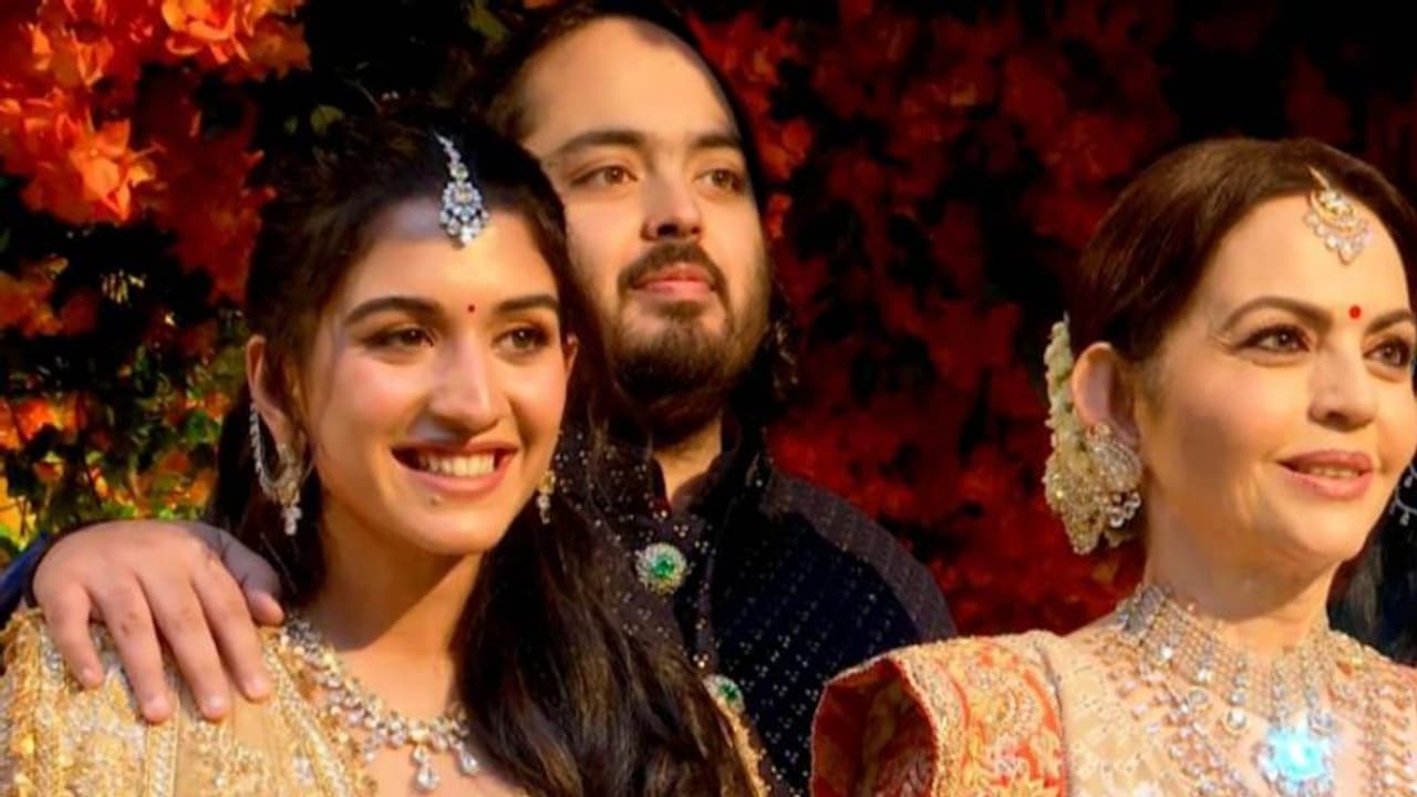  ആഡംബരത്തില്‍ ആനന്ദ് അംബാനി രാധിക മെർച്ചന്‍റ് മോതിരമാറ്റം; വൈറലായി ചിത്രങ്ങളും വീഡിയോയും