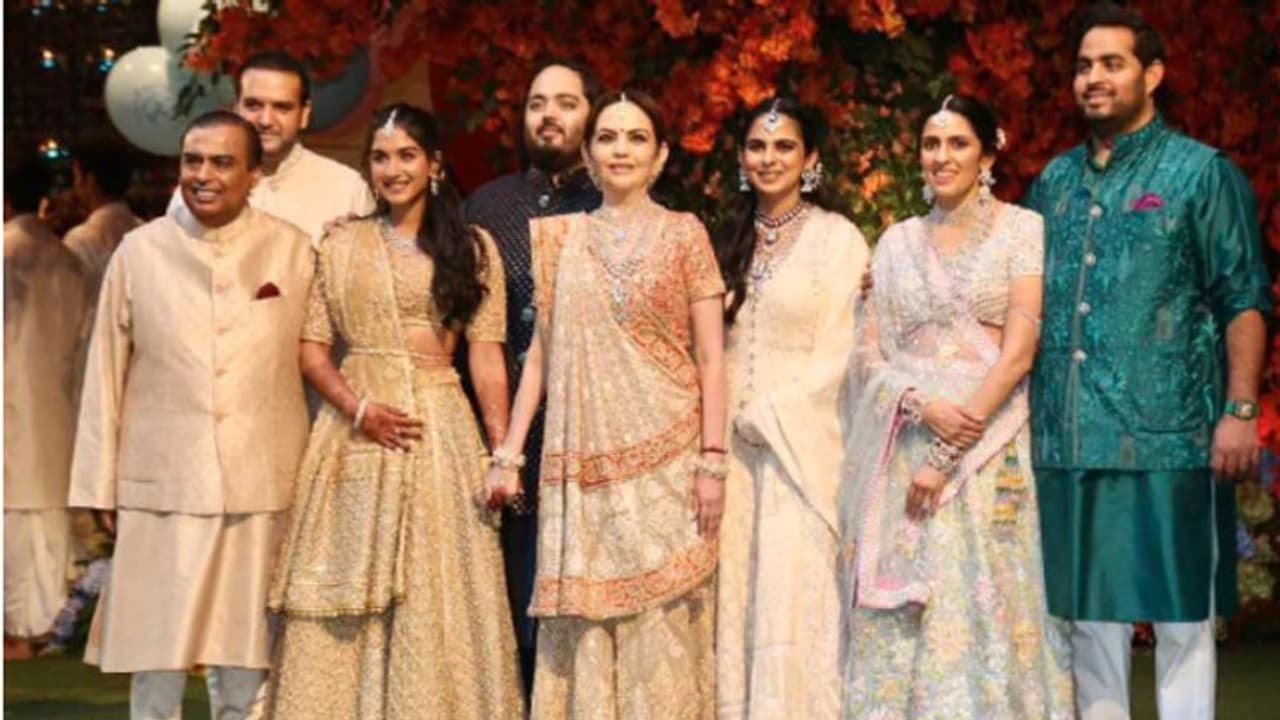 ముకేశ్ అంబానీ కుటుంబానికి జెడ్+ సెక్యూరిటి.. పదే పదే అలాంటి కాల్స్ రావటంతో కోర్టు ఆదేశం.. ముకేశ్ అంబానీ కుటుంబానికి జెడ్+ సెక్యూరిటి.. పదే పదే అలాంటి కాల్స్ రావటంతో కోర్టు ఆదేశం..