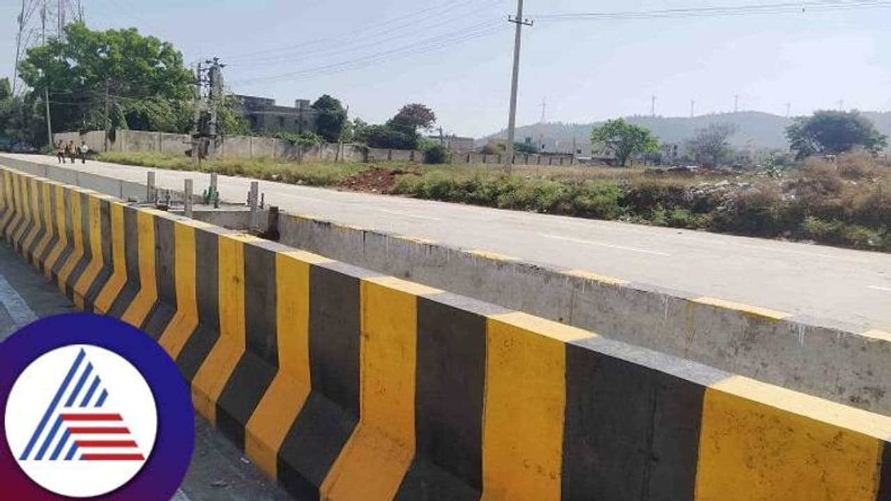 ಚಿತ್ರದುರ್ಗ: ವಾಹನಗಳೇ ಓಡಾಡದ ಜೈಲು ರಸ್ತೆಯಲ್ಲಿ ಡಿವೈಡರ್‌ ಅಳವಡಿಕೆ