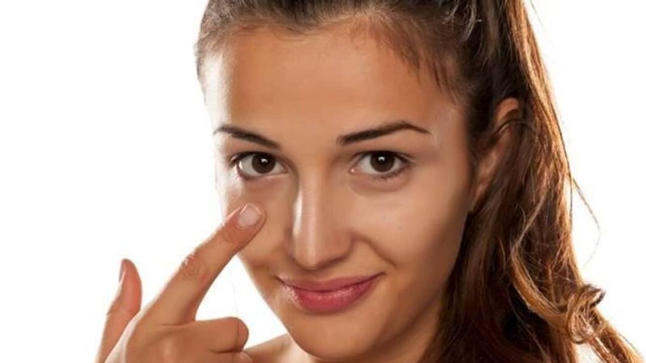 കണ്ണിന് ചുറ്റുമുള്ള കറുപ്പ് മാറാൻ ഇതാ ചില പൊടിക്കെെകൾ