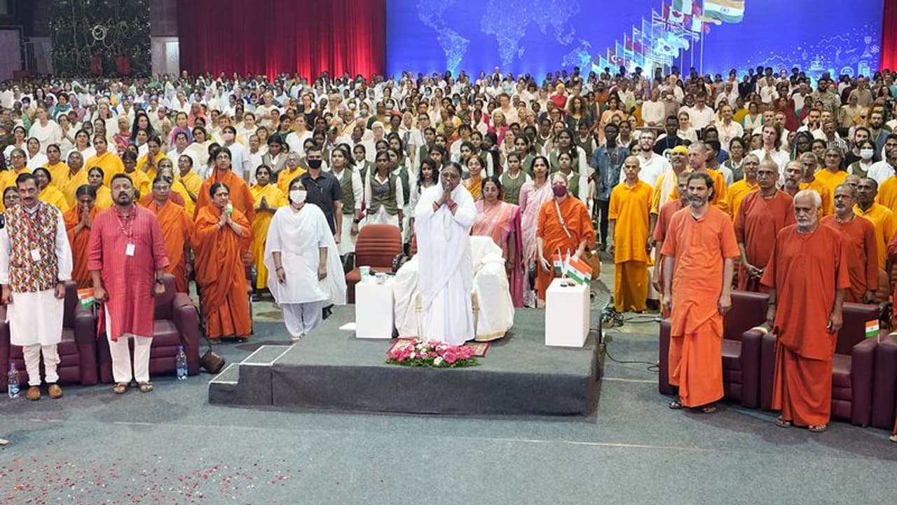 സുസ്ഥിര വികസനം സാധ്യമാകണമെങ്കിൽ സമൂഹത്തിന്റെ നിലപാട് കൂടി മാറണം: മാതാ അമൃതാനന്ദമയി സുസ്ഥിര വികസനം സാധ്യമാകണമെങ്കിൽ സമൂഹത്തിന്റെ നിലപാട് കൂടി മാറണം: മാതാ അമൃതാനന്ദമയി