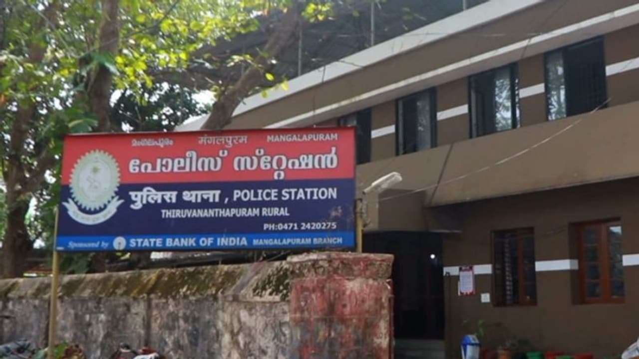 ഗുണ്ടാ മണ്ണ് മാഫിയാ ബന്ധം: മംഗലപുരം പൊലീസ് സ്റ്റേഷനിലെ മുഴുവൻ പേരെയും ഒറ്റ രാത്രി കൊണ്ട് മാറ്റി