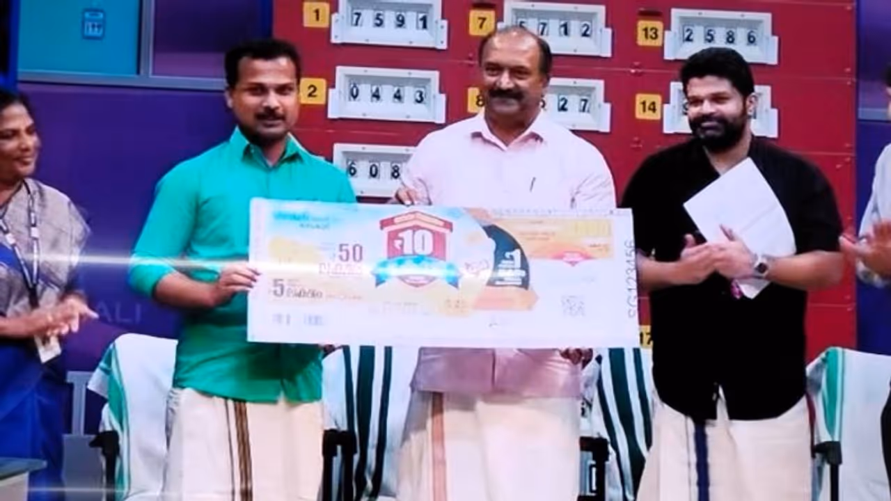 Summer Bumper 2023 : ഇനി സമ്മർ ബംപർ കാലം; ഒന്നാം സമ്മാനം 10 കോടി, ടിക്കറ്റ് വില 250 രൂപ Summer Bumper 2023 : ഇനി സമ്മർ ബംപർ കാലം; ഒന്നാം സമ്മാനം 10 കോടി, ടിക്കറ്റ് വില 250 രൂപ