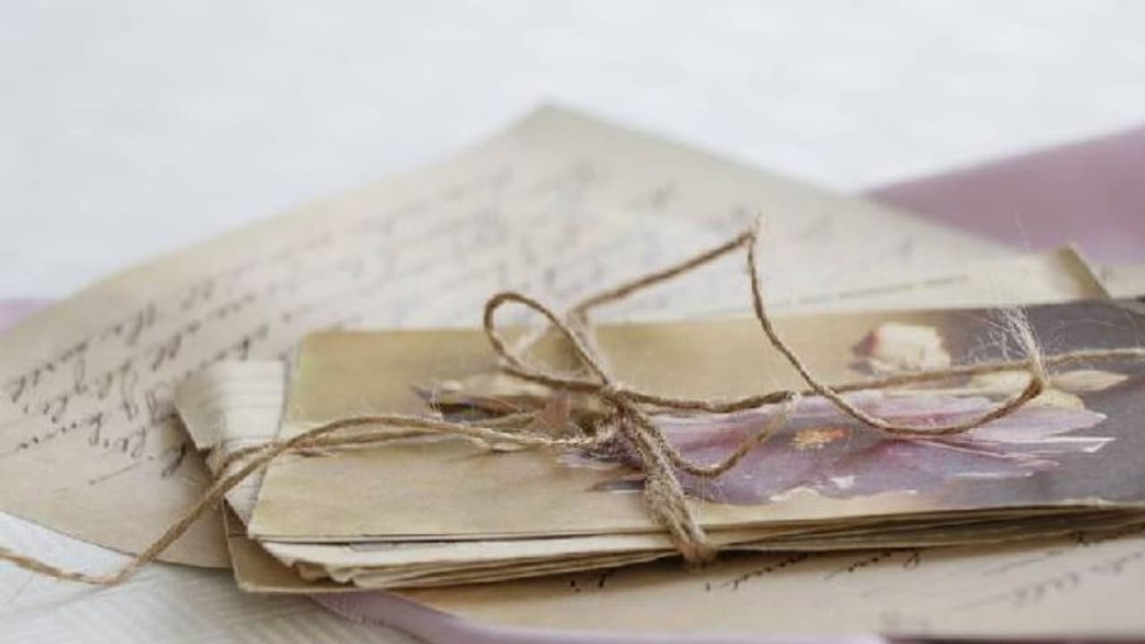 27 വർഷം മുമ്പയച്ച കത്ത് കിട്ടി, കിട്ടിയത് മറ്റൊരാൾക്ക്, കത്തിലെ വിവരം വായിച്ച് അമ്പരന്ന് കുടുംബം 27 വർഷം മുമ്പയച്ച കത്ത് കിട്ടി, കിട്ടിയത് മറ്റൊരാൾക്ക്, കത്തിലെ വിവരം വായിച്ച് അമ്പരന്ന് കുടുംബം