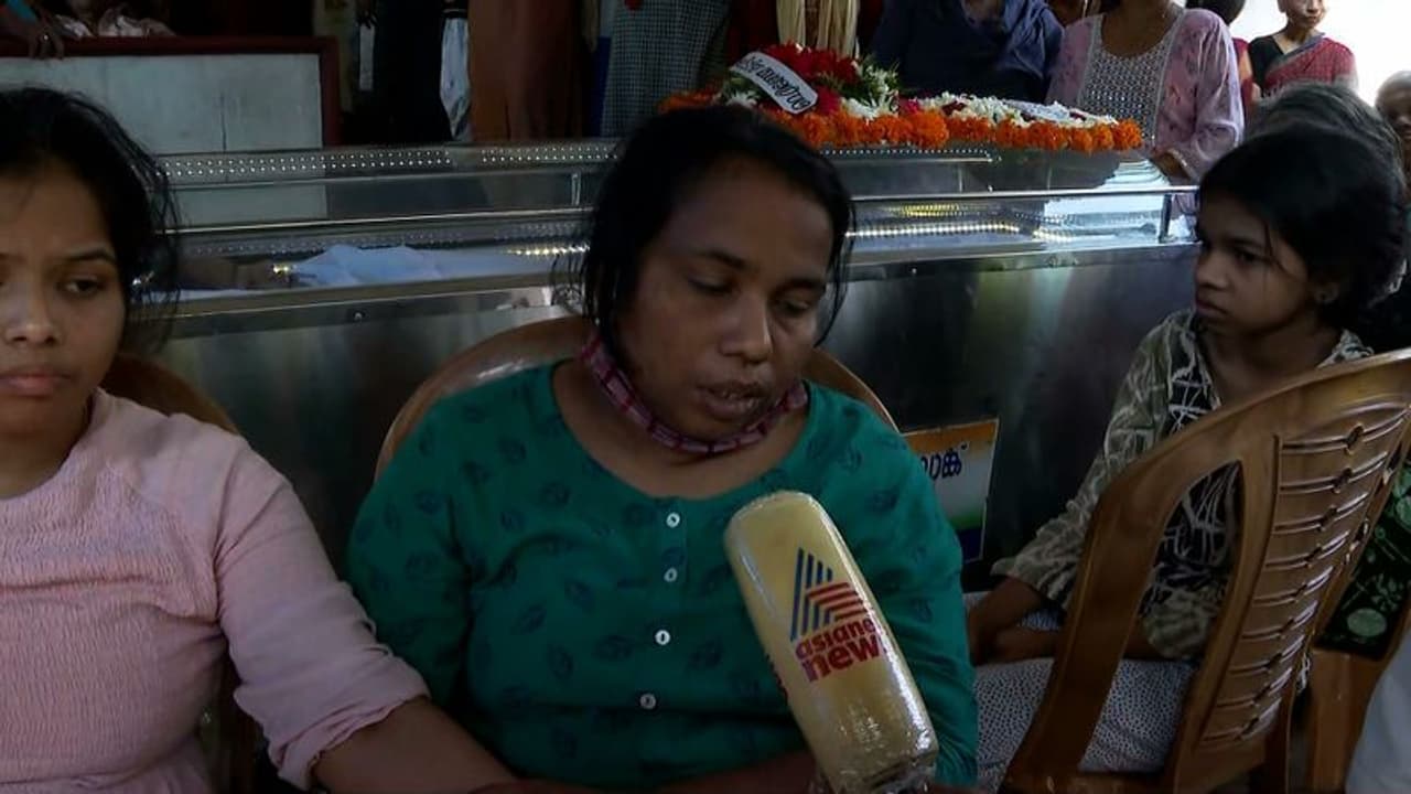 അമ്മയുടെ മൃതദേഹം മക്കളെ കാണിക്കാതെ ഭർതൃ വീട്ടുകാർ; തൃശ്ശൂരിൽ യുവതിയുടെ അന്ത്യകർമങ്ങൾ വൈകുന്നു അമ്മയുടെ മൃതദേഹം മക്കളെ കാണിക്കാതെ ഭർതൃ വീട്ടുകാർ; തൃശ്ശൂരിൽ യുവതിയുടെ അന്ത്യകർമങ്ങൾ വൈകുന്നു