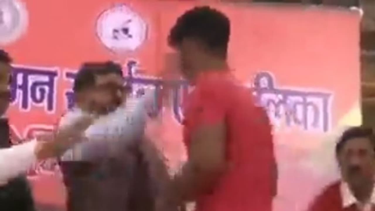 പൊതുവേദിയില് വെച്ച് ഗുസ്തി താരത്തിന്റെ മുഖത്തടിച്ച് ബ്രിജ് ഭൂഷൺ സിംഗ്; വീഡിയോ പൊതുവേദിയില് വെച്ച് ഗുസ്തി താരത്തിന്റെ മുഖത്തടിച്ച് ബ്രിജ് ഭൂഷൺ സിംഗ്; വീഡിയോ