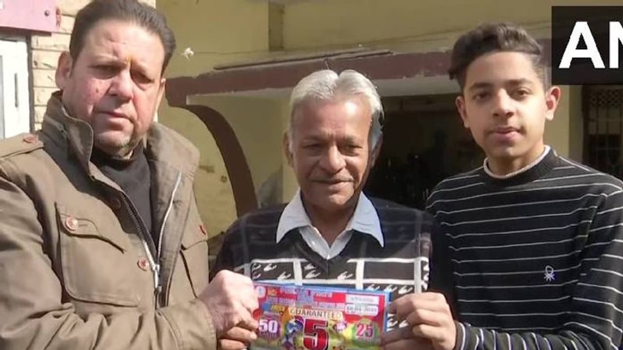 40 കൊല്ലത്തോളമായി ലോട്ടറിയെടുക്കുന്നു, ഒടുവിൽ 88 കാരന് അഞ്ച് കോടിയടിച്ചു