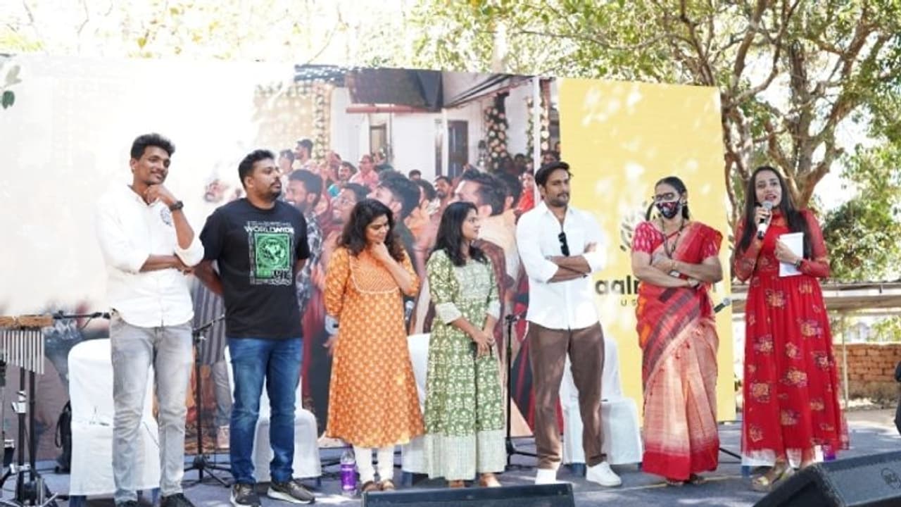 കാസര്‍ഗോഡ് ഗവണ്‍മെന്‍റ് കോളജില്‍ 'ഡിയര്‍ വാപ്പി' ടീം; അനഘയ്ക്കും നിരഞ്ജിനും വന്‍ വരവേല്‍പ്പ്