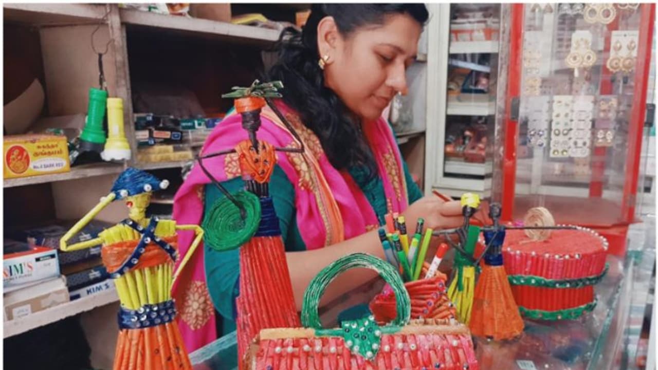 പത്രക്കടലാസുകളില് കരവിരുതൊരുക്കി സ്വന്തമായി വരുമാനം കണ്ടെത്തി ഒരു വീട്ടമ്മ പത്രക്കടലാസുകളില് കരവിരുതൊരുക്കി സ്വന്തമായി വരുമാനം കണ്ടെത്തി ഒരു വീട്ടമ്മ