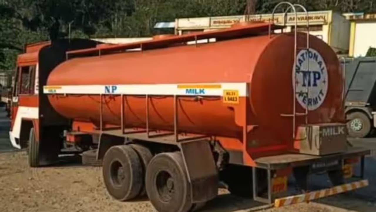 പാൽ നശിപ്പിച്ചിട്ടും വിവാദം തീരുന്നില്ല; ആര്യങ്കാവില് പാല് പിടികൂടിയ ലോറി ഉടമയ്ക്ക് നല്കും പാൽ നശിപ്പിച്ചിട്ടും വിവാദം തീരുന്നില്ല; ആര്യങ്കാവില് പാല് പിടികൂടിയ ലോറി ഉടമയ്ക്ക് നല്കും