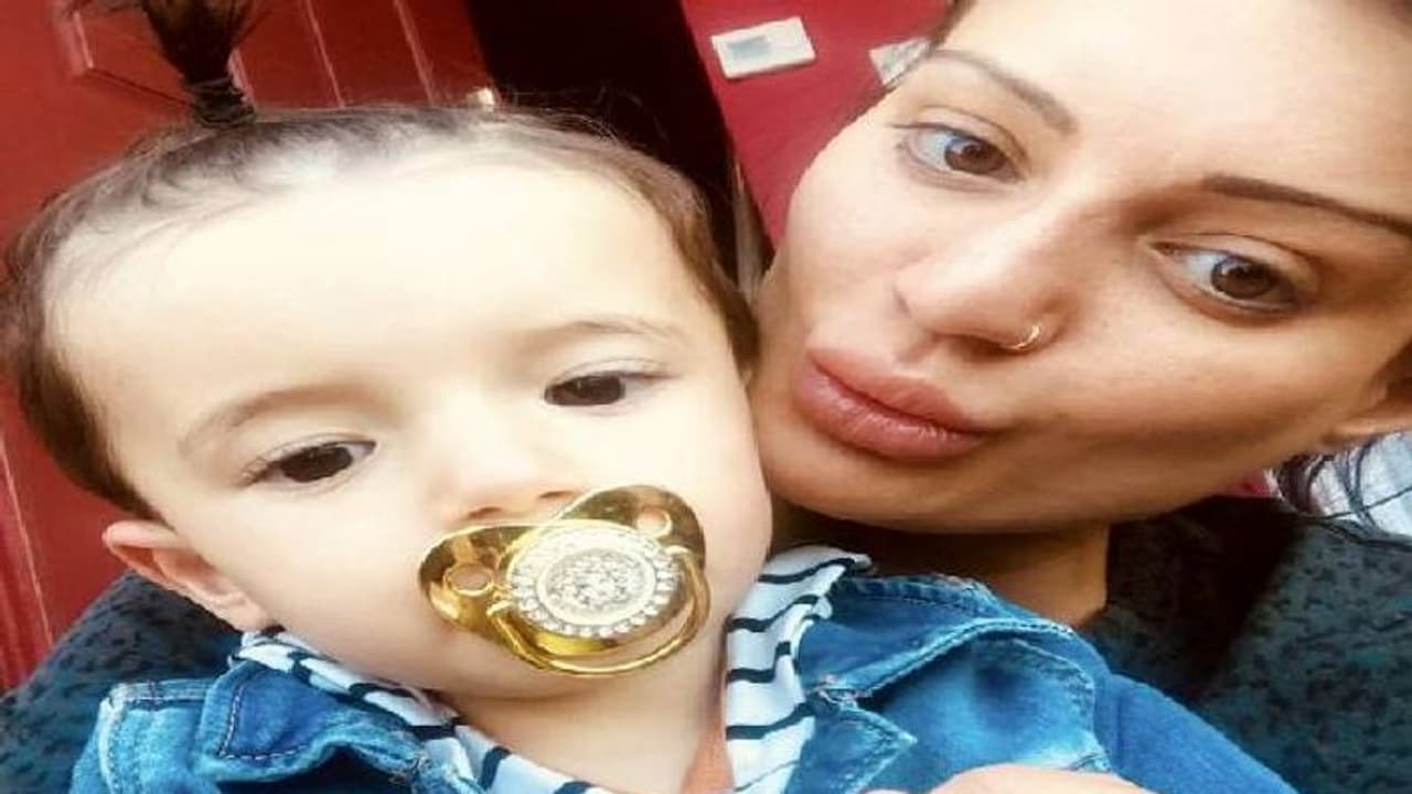 കുളിക്കുന്നത് പാലിലും തേനിലും, രണ്ട് ലക്ഷം രൂപയുടെ ക്രിസ്മസ് സമ്മാനങ്ങൾ, രണ്ടു വയസുകാരന്റെ ജീവിതം ഇങ്ങനെ കുളിക്കുന്നത് പാലിലും തേനിലും, രണ്ട് ലക്ഷം രൂപയുടെ ക്രിസ്മസ് സമ്മാനങ്ങൾ, രണ്ടു വയസുകാരന്റെ ജീവിതം ഇങ്ങനെ