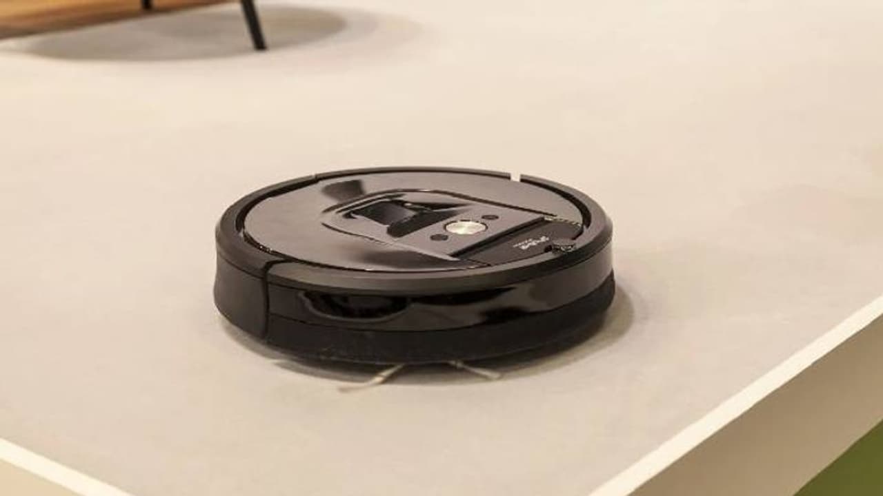 ടോയ്ലെറ്റിൽ പോയ യുവതിയുടെ ഫോട്ടോ പകർത്തി വാക്വം ക്ലീനർ, ഫേസ്ബുക്കിൽ ഇട്ടു ടോയ്ലെറ്റിൽ പോയ യുവതിയുടെ ഫോട്ടോ പകർത്തി വാക്വം ക്ലീനർ, ഫേസ്ബുക്കിൽ ഇട്ടു