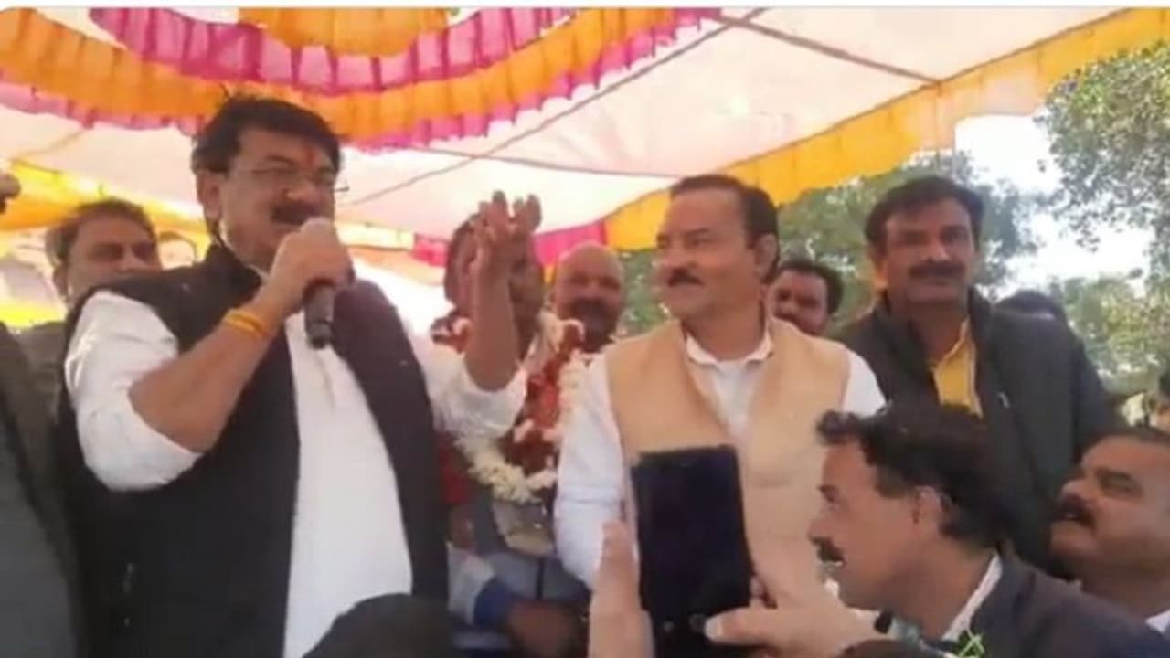 బీజేపీలో చేరండి.. లేకపోతే కూల్చివేతకు బుల్డోజర్ కు రెడీగా ఉంది మధ్యప్రదేశ్ మంత్రి వార్నింగ్ వీడియో వైరల్