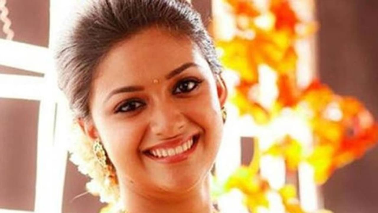 ഷൂട്ടിംഗ് തീര്ന്നപ്പോള് സ്വര്ണ നാണയം സഹപ്രവര്ത്തകര്ക്ക് സമ്മാനമായി നല്കി കീര്ത്തി സുരേഷ് ഷൂട്ടിംഗ് തീര്ന്നപ്പോള് സ്വര്ണ നാണയം സഹപ്രവര്ത്തകര്ക്ക് സമ്മാനമായി നല്കി കീര്ത്തി സുരേഷ്