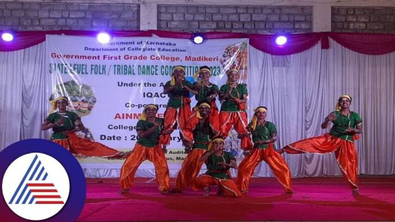 ಮಡಿಕೇರಿಯಲ್ಲಿ ಮನಸೂರೆಗೊಂಡ ಪದವಿ ವಿದ್ಯಾರ್ಥಿಗಳ ಜಾನಪದ ನೃತ್ಯ ಮಡಿಕೇರಿಯಲ್ಲಿ ಮನಸೂರೆಗೊಂಡ ಪದವಿ ವಿದ್ಯಾರ್ಥಿಗಳ ಜಾನಪದ ನೃತ್ಯ
