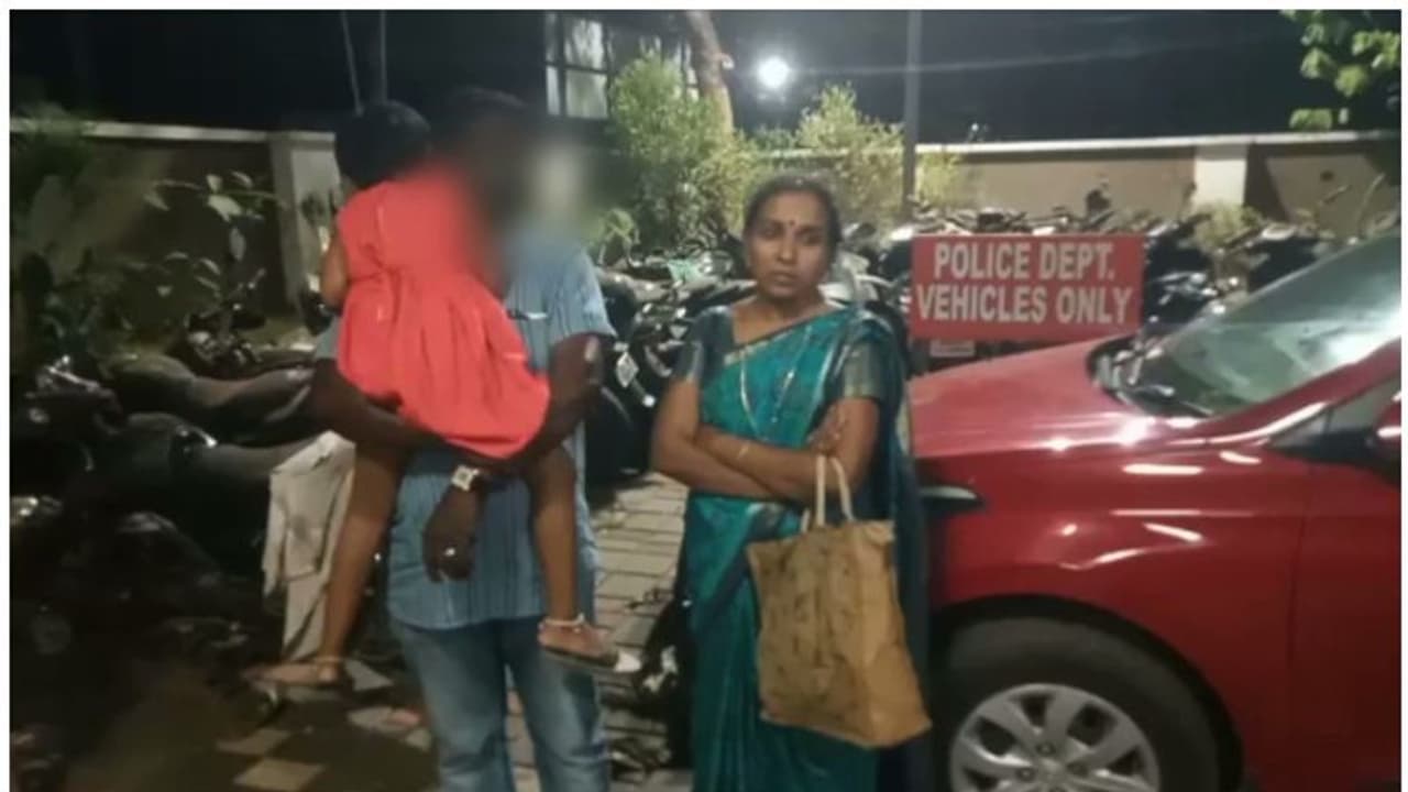 വായ്പ കുടിശ്ശികയുടെ പേരില് ബാങ്ക് കബളിപ്പിച്ചുവെന്ന് പരാതി; രാത്രി വൈകിയും കുഞ്ഞുമായി സമരം വായ്പ കുടിശ്ശികയുടെ പേരില് ബാങ്ക് കബളിപ്പിച്ചുവെന്ന് പരാതി; രാത്രി വൈകിയും കുഞ്ഞുമായി സമരം