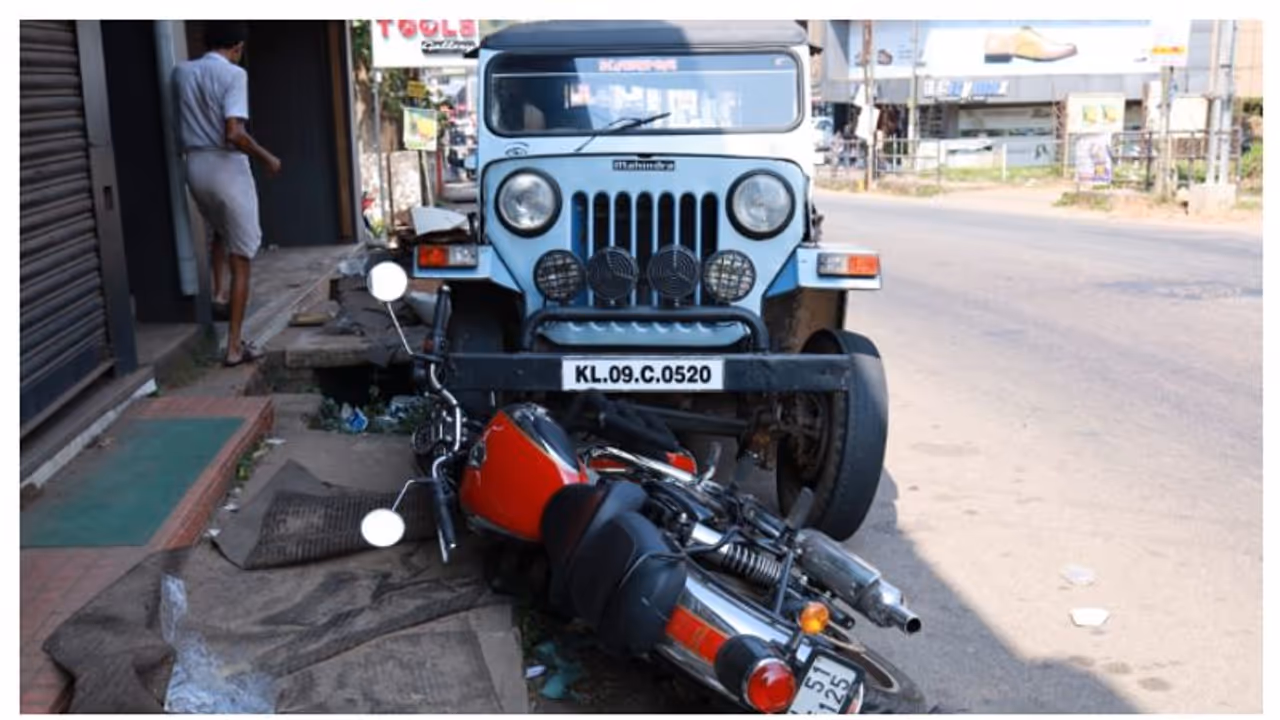 അമിതവേഗതയിലെത്തിയ ജീപ്പിടിച്ച് ബാങ്ക് മാനേജരടക്കം രണ്ട് പേർക്ക് പരിക്ക്, ജീപ്പിലുണ്ടായിരുന്നവർക്ക് മർദ്ദനം അമിതവേഗതയിലെത്തിയ ജീപ്പിടിച്ച് ബാങ്ക് മാനേജരടക്കം രണ്ട് പേർക്ക് പരിക്ക്, ജീപ്പിലുണ്ടായിരുന്നവർക്ക് മർദ്ദനം