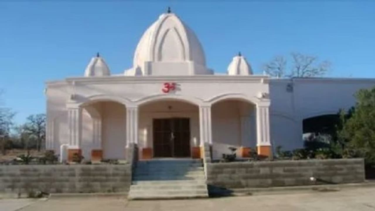 టెక్సాస్ లోని హిందూ ఆలయంలో చోరీ.. హుండీ, లాకర్ ఎత్తుకెళ్లిన దొంగలు టెక్సాస్ లోని హిందూ ఆలయంలో చోరీ.. హుండీ, లాకర్ ఎత్తుకెళ్లిన దొంగలు