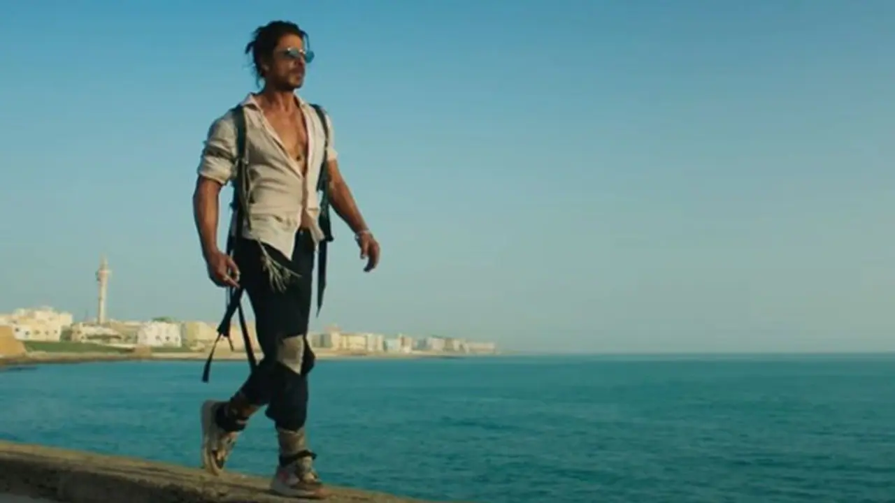 SRK posted a video on Twitter of him greeting his fans; netizens crown him as the 'King'