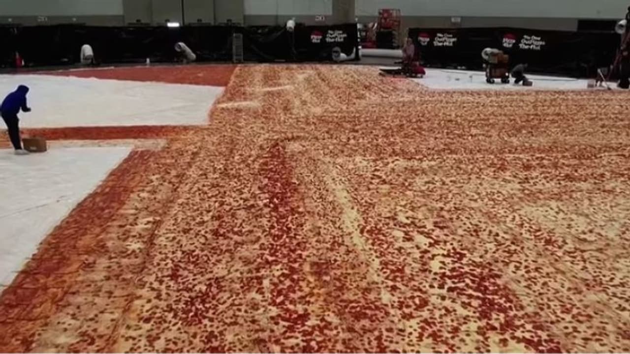 ഇതാണ് ഭീമന് പിസ; 68,000 പിസ കഷ്ണങ്ങള്, 1310 ചതുരശ്ര മീറ്റര് വലുപ്പം! വീഡിയോ ഇതാണ് ഭീമന് പിസ; 68,000 പിസ കഷ്ണങ്ങള്, 1310 ചതുരശ്ര മീറ്റര് വലുപ്പം! വീഡിയോ