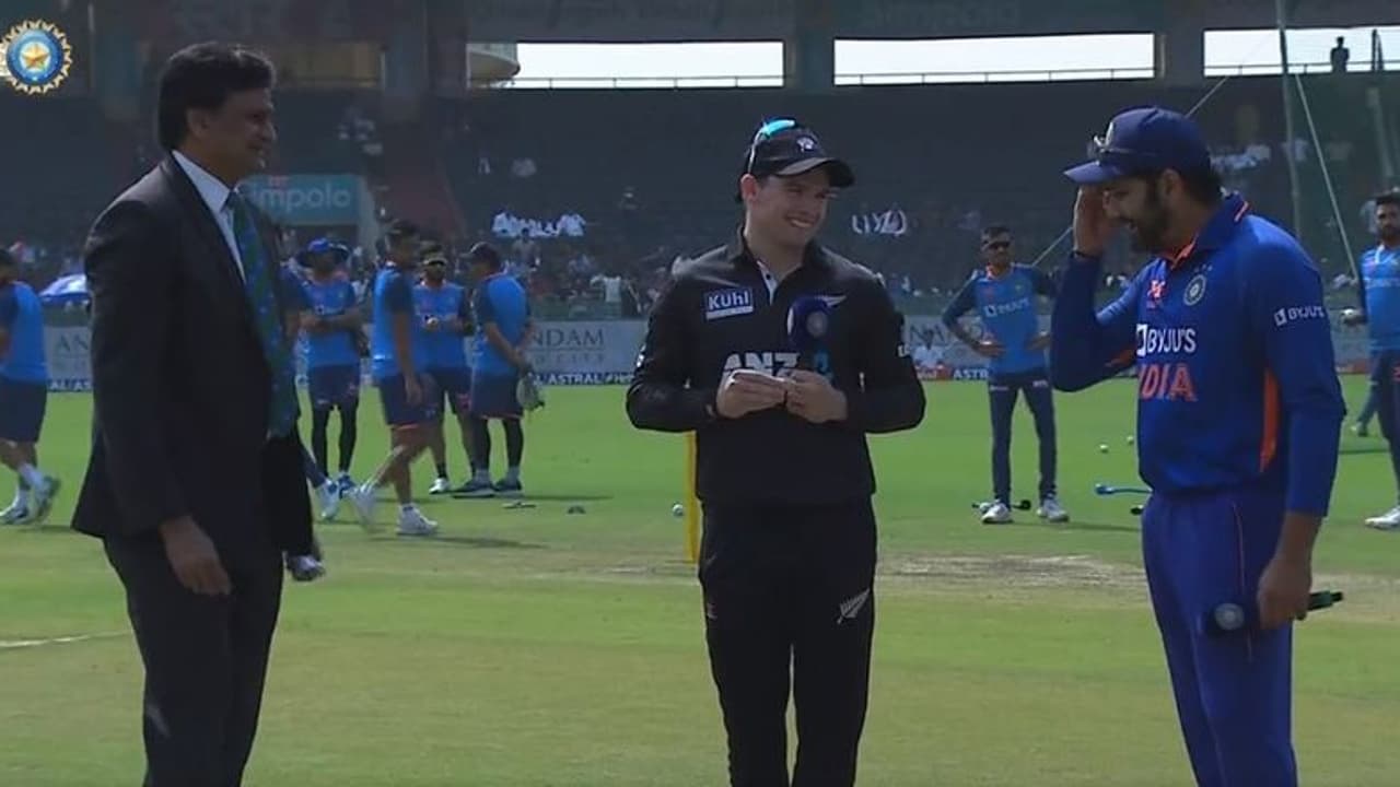 ಟಾಸ್ನಲ್ಲಿ ಫಜೀತಿ, ತಂಡದ ನಿರ್ಧಾರ ತಿಳಿಸಲು ಪರದಾಡಿದ ರೋಹಿತ್! ಟಾಸ್ನಲ್ಲಿ ಫಜೀತಿ, ತಂಡದ ನಿರ್ಧಾರ ತಿಳಿಸಲು ಪರದಾಡಿದ ರೋಹಿತ್!