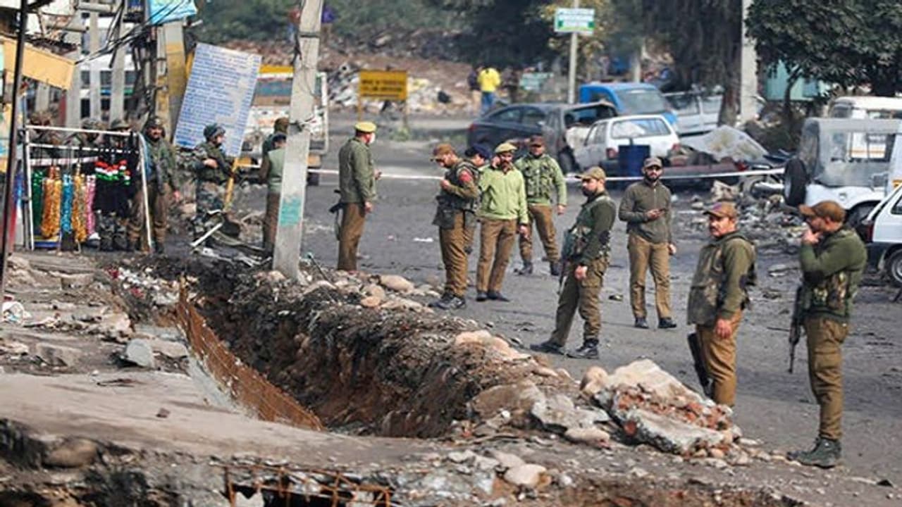 జమ్మూలోని నర్వాల్ ప్రాంతంలో జంట పేలుళ్లు.. ఏడుగురికి గాయాలు.. జమ్మూలోని నర్వాల్ ప్రాంతంలో జంట పేలుళ్లు.. ఏడుగురికి గాయాలు..