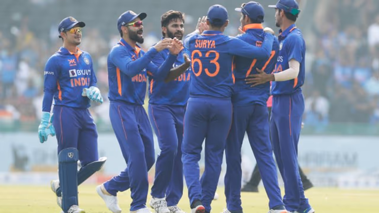 రాయ్పూర్లో రఫ్ఫాడిస్తున్న బౌలర్లు.. 15 రన్స్కే 5 వికెట్లు కోల్పోయిన కివీస్.. తొలి మ్యాచ్ హీరో మీదే ఆశలు రాయ్పూర్లో రఫ్ఫాడిస్తున్న బౌలర్లు.. 15 రన్స్కే 5 వికెట్లు కోల్పోయిన కివీస్.. తొలి మ్యాచ్ హీరో మీదే ఆశలు