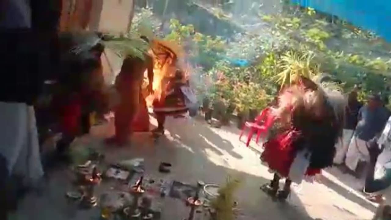 മലപ്പുറത്ത് കരിങ്കാളി വേഷം കെട്ടിയാടുന്നതിനിടെ നിലവിളക്കിൽ നിന്ന് തീപടർന്നു വീഡിയോ മലപ്പുറത്ത് കരിങ്കാളി വേഷം കെട്ടിയാടുന്നതിനിടെ നിലവിളക്കിൽ നിന്ന് തീപടർന്നു വീഡിയോ