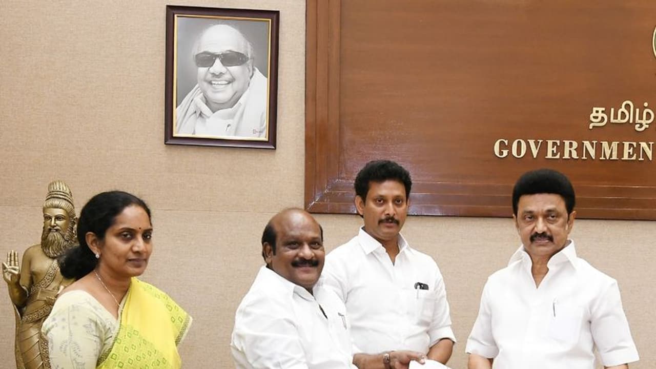 நம்ம ஸ்கூல் பவுண்டேஷன் திட்டத்திற்கு ஒரு மாத ஊதியத்தை வழங்கிய திமுக எம்எல்ஏ.க்கள் நம்ம ஸ்கூல் பவுண்டேஷன் திட்டத்திற்கு ஒரு மாத ஊதியத்தை வழங்கிய திமுக எம்எல்ஏ.க்கள்