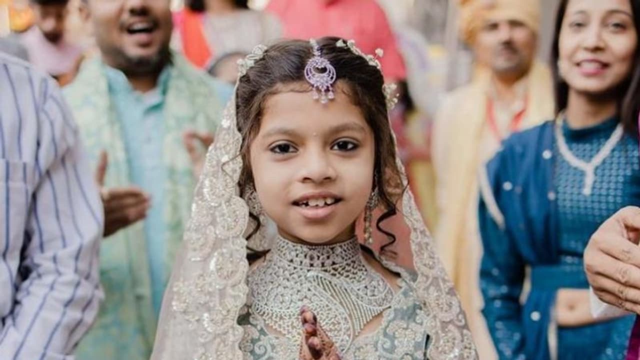 കോടികളുടെ സ്വത്തുപേക്ഷിച്ച് സന്യാസിയായി ഗുജറാത്തിലെ കോടീശ്വരന്റെ മകള് കോടികളുടെ സ്വത്തുപേക്ഷിച്ച് സന്യാസിയായി ഗുജറാത്തിലെ കോടീശ്വരന്റെ മകള്