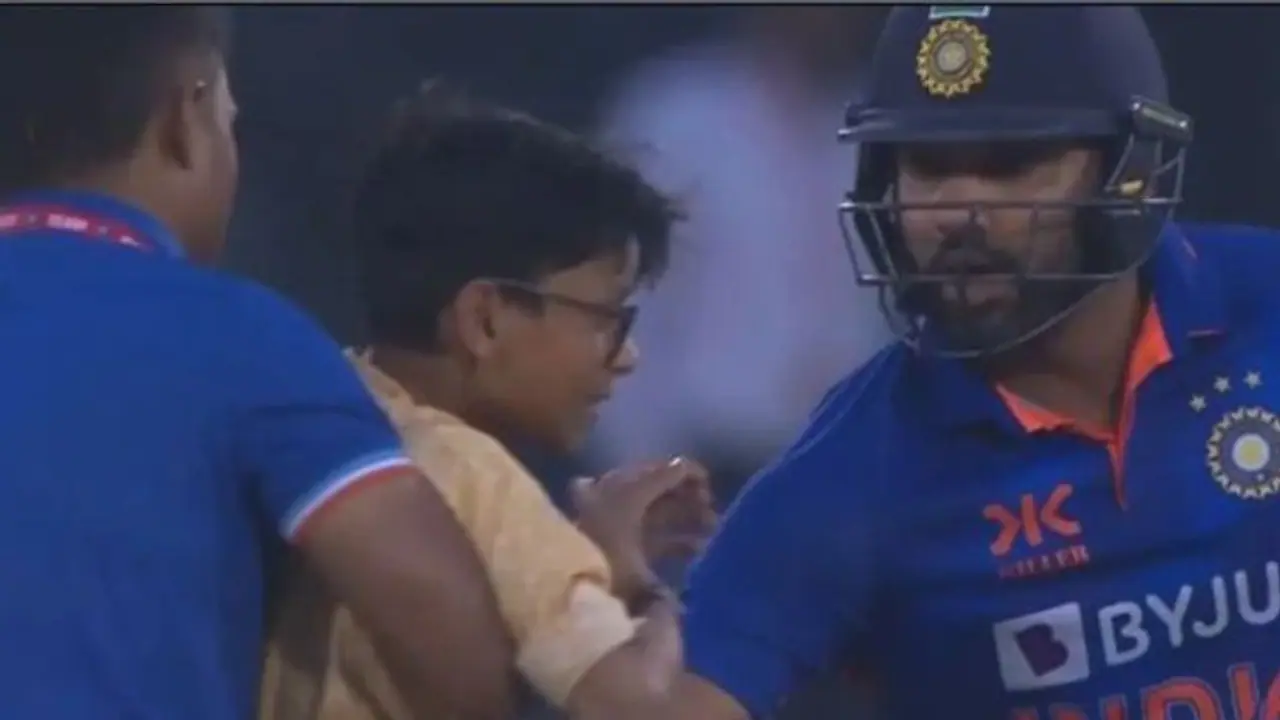 ಮೈದಾನಕ್ಕೆ ನುಗ್ಗಿ ರೋಹಿತ್ ಬಿಗಿದಪ್ಪಿದ ಪುಟ್ಟ ಅಭಿಮಾನಿ, ಕ್ರಮ ಕೈಗೊಳ್ಳದಂತೆ ನಾಯಕನ ಸೂಚನೆ!