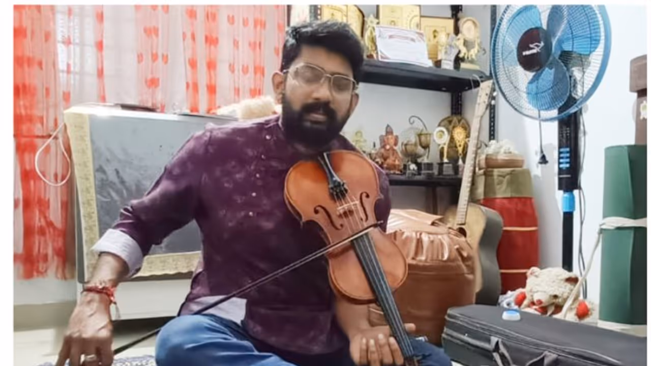 എം എ വയലിനിലും ഒന്നാം റാങ്ക്; പ്രാരാബ്ധങ്ങൾക്കു നടുവില് ശ്രീജു നേടിയെടുത്ത ഈ റാങ്കിന് സുവര്ണ തിളക്കം എം എ വയലിനിലും ഒന്നാം റാങ്ക്; പ്രാരാബ്ധങ്ങൾക്കു നടുവില് ശ്രീജു നേടിയെടുത്ത ഈ റാങ്കിന് സുവര്ണ തിളക്കം