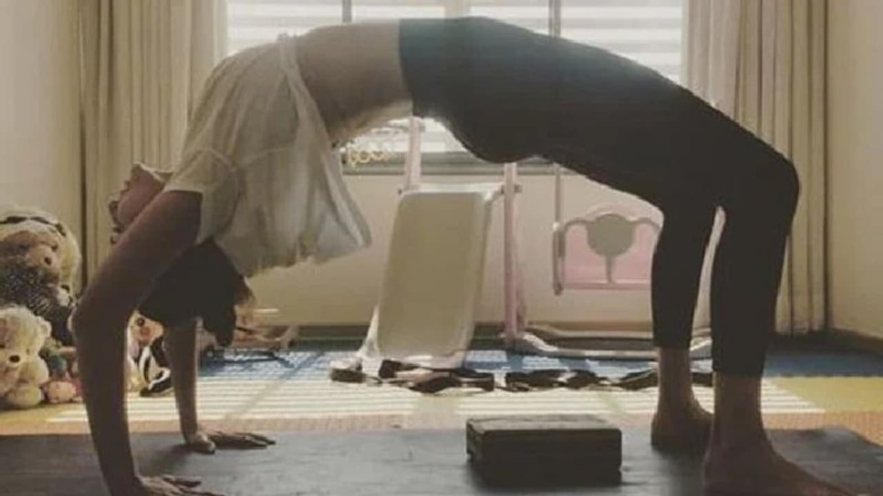 'അസാധ്യം, ഹാര്‍ഡ് വര്‍ക്കിംഗ്'; പ്രയാസമുള്ള യോഗ പോസുമായി പ്രിയതാരം 