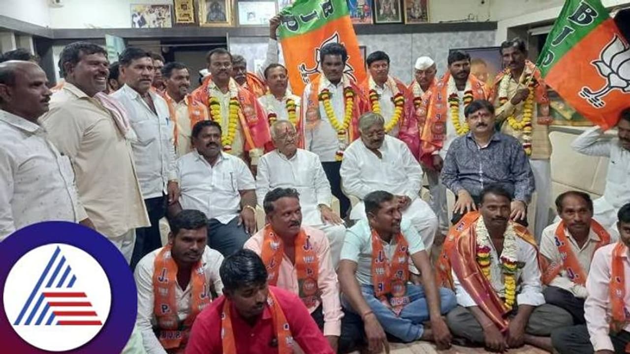 ಕಲಬುರಗಿ: ಕಾಂಗ್ರೆಸ್ ತೊರೆದು ಹಲವರು ಬಿಜೆಪಿ ಸೇರ್ಪಡೆ ಕಲಬುರಗಿ: ಕಾಂಗ್ರೆಸ್ ತೊರೆದು ಹಲವರು ಬಿಜೆಪಿ ಸೇರ್ಪಡೆ