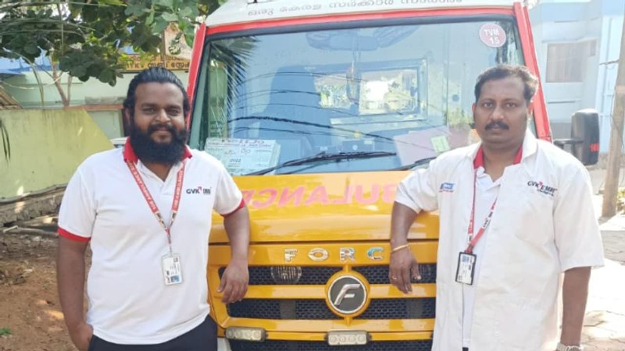 പ്രസവവേദന വന്ന് ബോധരഹിതയായ യുവതി വീടിന്റെ ഹാളിൽ കുഞ്ഞിന് ജന്മം നൽകി, രക്ഷകരായി 108 ആംബുലൻസ് ജീവനക്കാർ പ്രസവവേദന വന്ന് ബോധരഹിതയായ യുവതി വീടിന്റെ ഹാളിൽ കുഞ്ഞിന് ജന്മം നൽകി, രക്ഷകരായി 108 ആംബുലൻസ് ജീവനക്കാർ