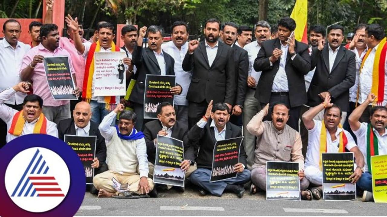 ಮೀಸಲಾತಿ ನೀಡದ 'ಲಾ ಸ್ಕೂಲ್' ವಿರುದ್ಧ ಕನ್ನಡಪರ ಸಂಘಟನೆಗಳಿಂದ ಪ್ರತಿಭಟನೆ ಮೀಸಲಾತಿ ನೀಡದ 'ಲಾ ಸ್ಕೂಲ್' ವಿರುದ್ಧ ಕನ್ನಡಪರ ಸಂಘಟನೆಗಳಿಂದ ಪ್ರತಿಭಟನೆ