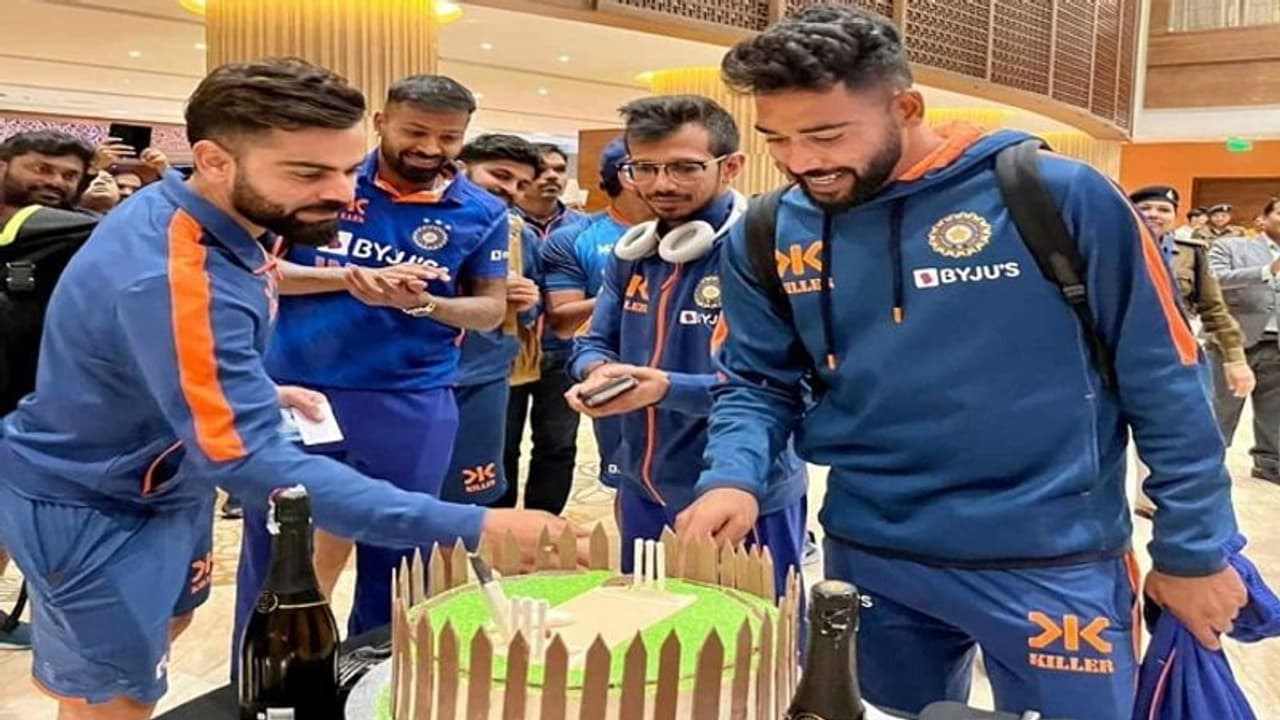 ராய்ப்பூரில் நடு ஹோட்டலில் வைத்து கேக் வெட்டி கொண்டாடிய விராட் கோலி, சிராஜ்!