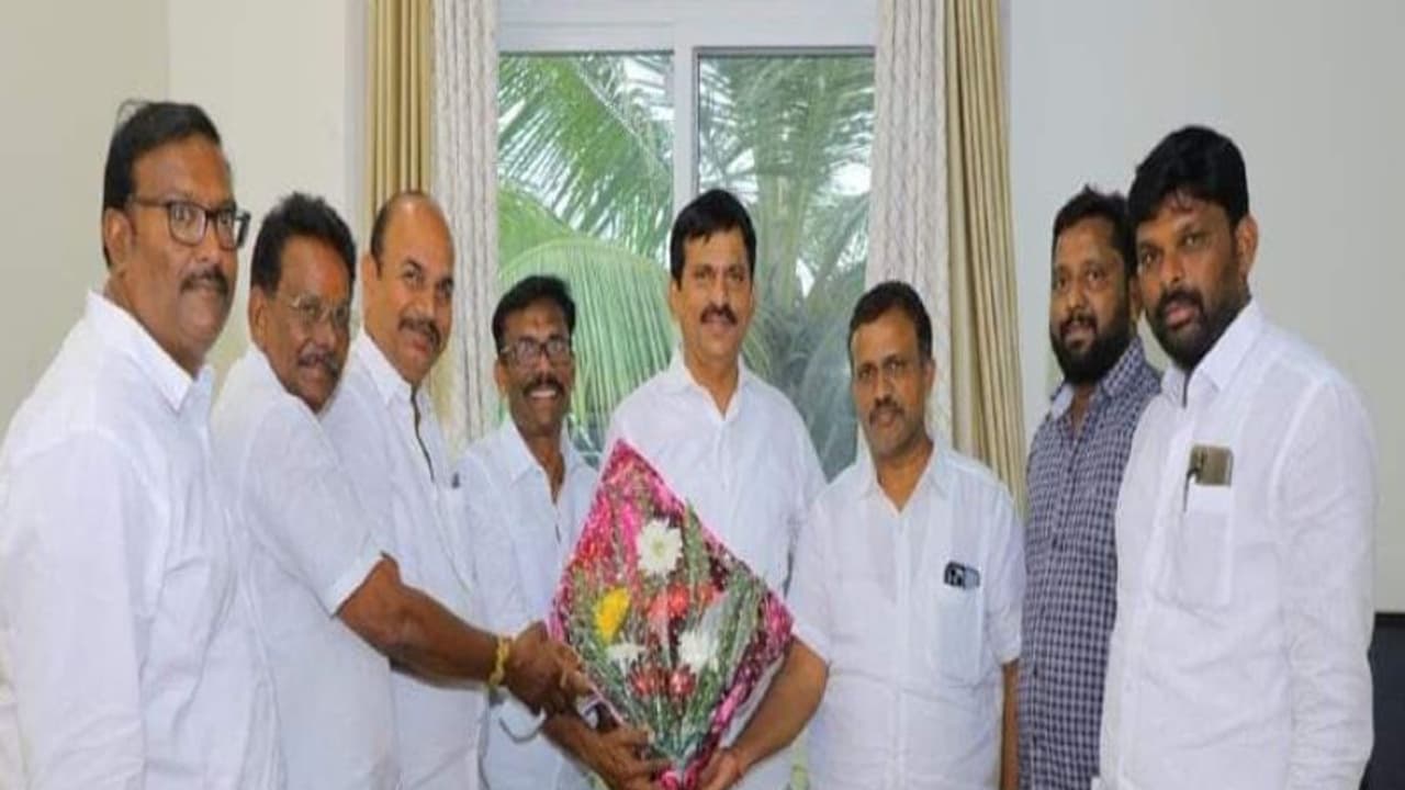 కాంగ్రెస్ నుంచి కూడా ఆహ్వానం.. పొంగులేటి శ్రీనివాస్ రెడ్డి దారెటు..? కాంగ్రెస్ నుంచి కూడా ఆహ్వానం.. పొంగులేటి శ్రీనివాస్ రెడ్డి దారెటు..?