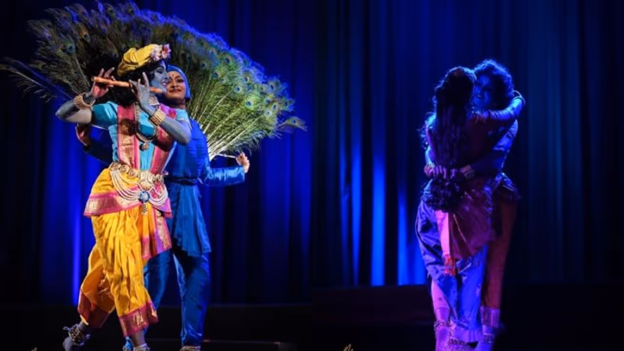 വേദിയെ വിസ്മയിപ്പിച്ച് കൃഷ്ണനായി മഞ്ജു വാര്യര്; നിറഞ്ഞ കൈയടിയില് 'രാധേ ശ്യാം' വേദിയെ വിസ്മയിപ്പിച്ച് കൃഷ്ണനായി മഞ്ജു വാര്യര്; നിറഞ്ഞ കൈയടിയില് 'രാധേ ശ്യാം'