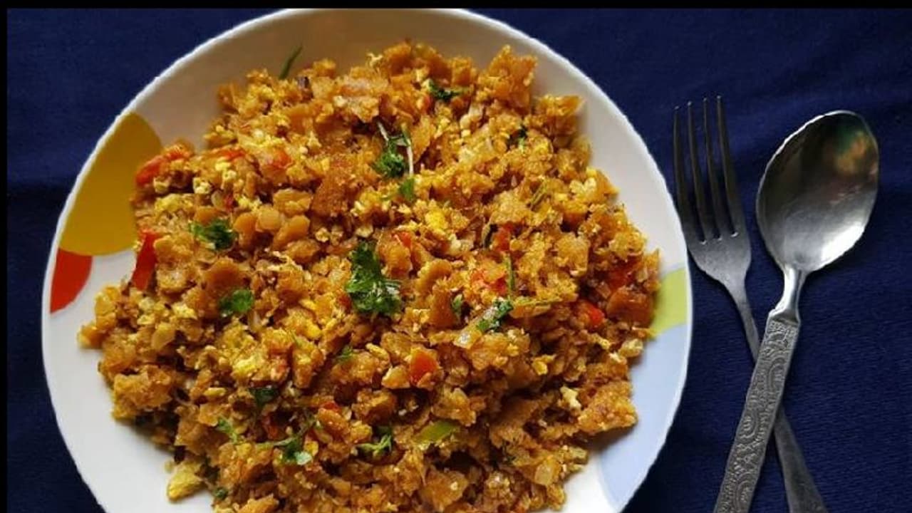 இன்று டின்னருக்கு இந்த முட்டை கொத்து தோசையை செய்து பாருங்க!