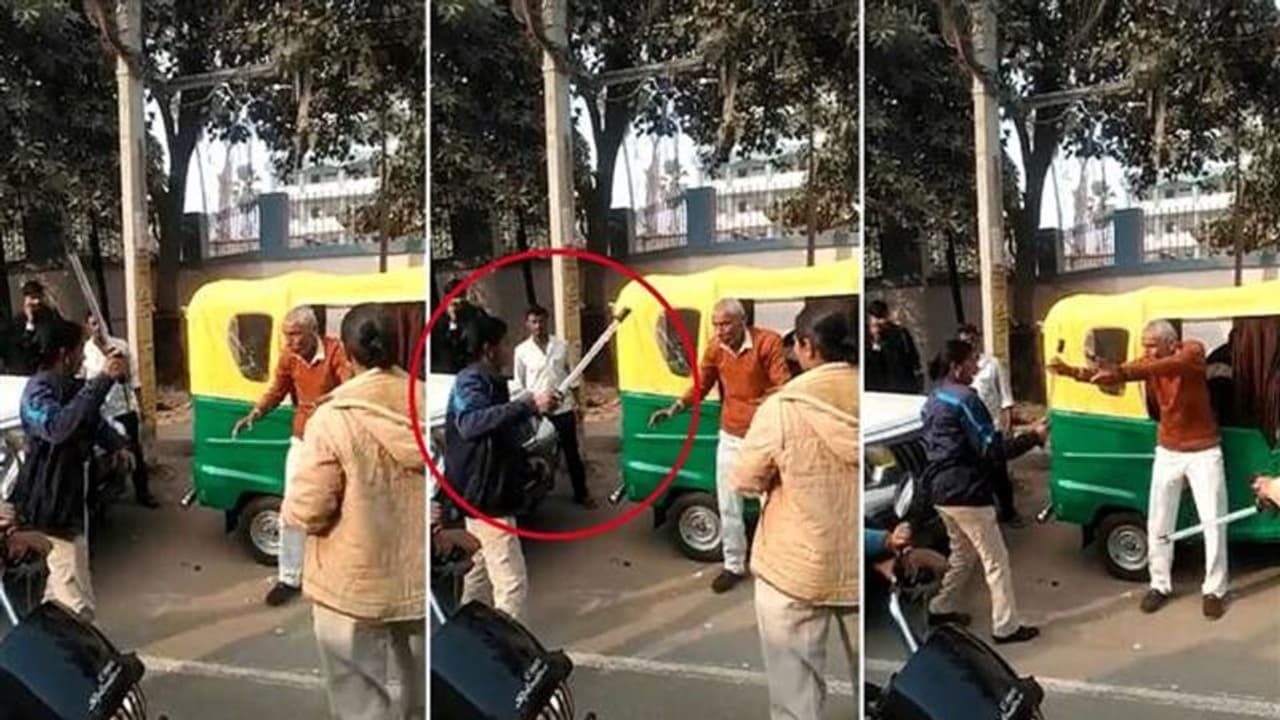 சைக்கிளில் இருந்து கீழே விழுந்த முதியவரை ‘ஸ்லோவா வந்தது ஏன்?’ எனக் கேட்டு சரமாரியாகத் தாக்கும் பெண் போலீஸ்!