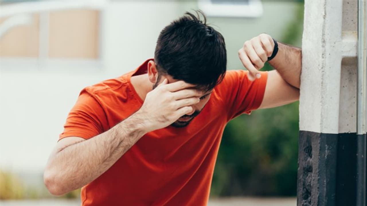 വായിക്കാൻ പ്രയാസം, വാഹനങ്ങള് അടുത്തെത്തും വരെ കാണുന്നില്ല; അറിഞ്ഞിരിക്കേണ്ട രോഗലക്ഷണങ്ങള് വായിക്കാൻ പ്രയാസം, വാഹനങ്ങള് അടുത്തെത്തും വരെ കാണുന്നില്ല; അറിഞ്ഞിരിക്കേണ്ട രോഗലക്ഷണങ്ങള്