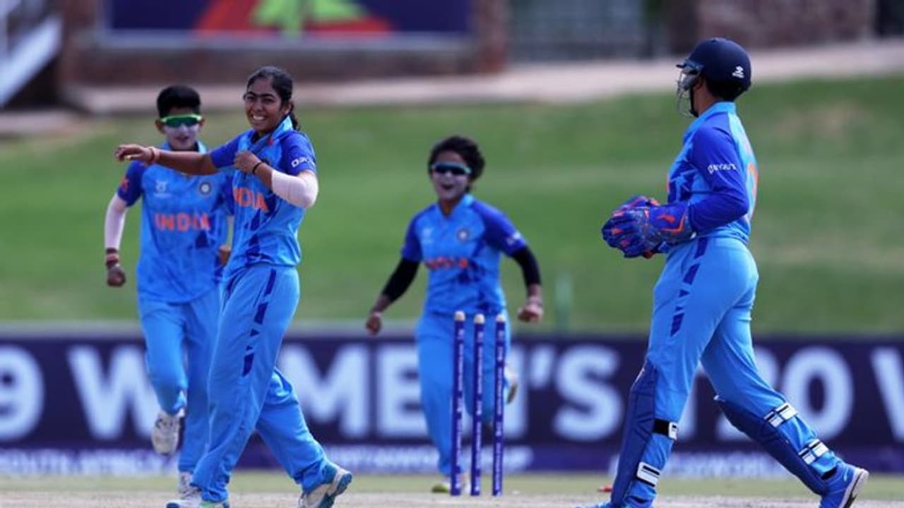 Womens U19 T20 World Cup: அரையிறுதியில் நியூசி.,யை குறைவான ஸ்கோருக்கு சுருட்டிய இந்தியா! பார்ஷவி சோப்ரா அபாரம் Womens U19 T20 World Cup: அரையிறுதியில் நியூசி.,யை குறைவான ஸ்கோருக்கு சுருட்டிய இந்தியா! பார்ஷவி சோப்ரா அபாரம்