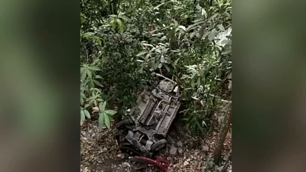 പൊൻമുടിയിൽ കാർ കുഴിലേയ്ക്ക് മറിഞ്ഞ് മൂന്ന് പേർക്ക് പരിക്ക്: രണ്ടാളുടെ നില ഗുരുതരം പൊൻമുടിയിൽ കാർ കുഴിലേയ്ക്ക് മറിഞ്ഞ് മൂന്ന് പേർക്ക് പരിക്ക്: രണ്ടാളുടെ നില ഗുരുതരം